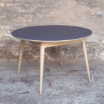 Table_manger_ronde_stratifié_gris_fenix_mobilier_vintage_sur_mesure_creation_design_annee_50_60_fabriquer_france_made_in_gentlemen_designers_strasbourg_alsace_francais_01-(7)