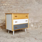 Commode vintage 3 tiroirs, gris, bois, pieds compas gentlemen designers