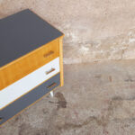 Commode vintage 3 tiroirs, gris, bois, pieds compas gentlemen designers