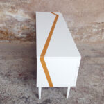 Meuble bas tv vintage graphique, bois, blanc, pieds compas gentlemen designers