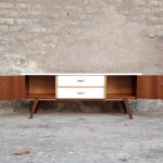 GENTLEMEN DESIGNERS // Meuble tv vintage, bois et blanc, portes et tiroirs, pieds compas