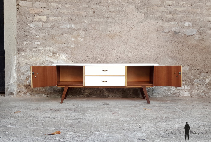 GENTLEMEN DESIGNERS // Meuble tv vintage, bois et blanc, portes et tiroirs, pieds compas