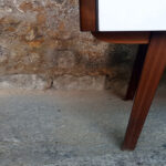 GENTLEMEN DESIGNERS // Meuble tv vintage, bois et blanc, portes et tiroirs, pieds compas