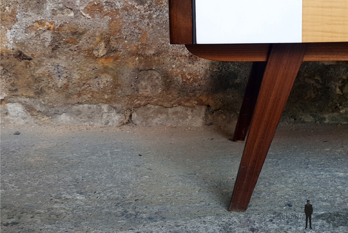 GENTLEMEN DESIGNERS // Meuble tv vintage, bois et blanc, portes et tiroirs, pieds compas