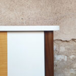 GENTLEMEN DESIGNERS // Meuble tv vintage, bois et blanc, portes et tiroirs, pieds compas