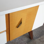 GENTLEMEN DESIGNERS // Meuble tv vintage, bois et blanc, portes et tiroirs, pieds compas