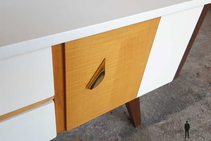 GENTLEMEN DESIGNERS // Meuble tv vintage, bois et blanc, portes et tiroirs, pieds compas