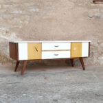 GENTLEMEN DESIGNERS // Meuble tv vintage, bois et blanc, portes et tiroirs, pieds compas