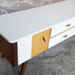 GENTLEMEN DESIGNERS // Meuble tv vintage, bois et blanc, portes et tiroirs, pieds compas
