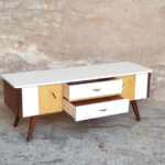 GENTLEMEN DESIGNERS // Meuble tv vintage, bois et blanc, portes et tiroirs, pieds compas