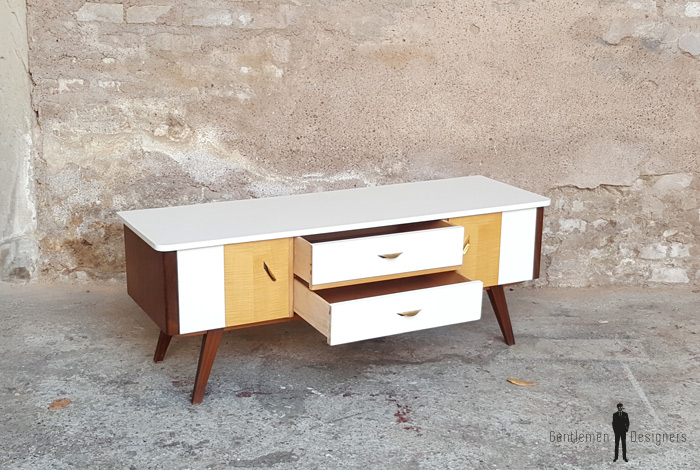 GENTLEMEN DESIGNERS // Meuble tv vintage, bois et blanc, portes et tiroirs, pieds compas