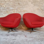 Paire fauteuils années 60, tissu rouge, coquille, pieds métal