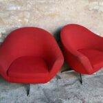 Paire fauteuils années 60, tissu rouge, coquille, pieds métal