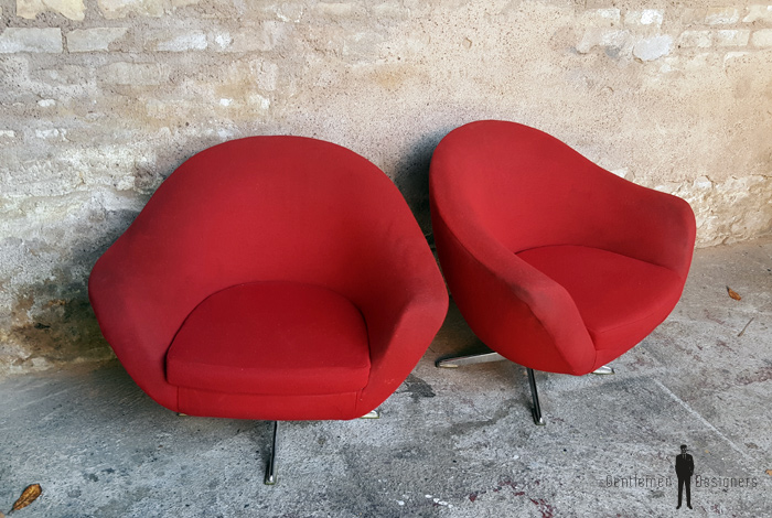 Paire fauteuils années 60, tissu rouge, coquille, pieds métal