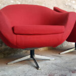 Paire fauteuils années 60, tissu rouge, coquille, pieds métal