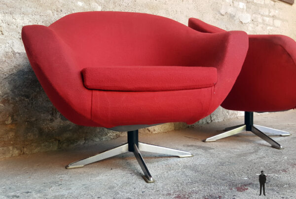 Paire fauteuils années 60, tissu rouge, coquille, pieds métal