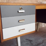 Bureau vintage en teck, recto/verso, dégradé de gris gentlemen designers