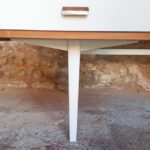 Bureau vintage en teck, recto/verso, dégradé de gris gentlemen designers