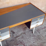 Bureau vintage en teck, recto/verso, dégradé de gris gentlemen designers