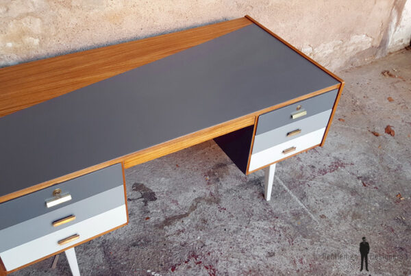 Bureau vintage en teck, recto/verso, dégradé de gris gentlemen designers