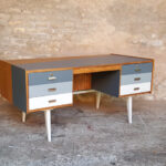 Bureau vintage en teck, recto/verso, dégradé de gris gentlemen designers