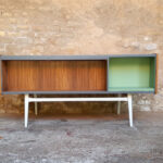 Bureau vintage en teck, recto/verso, dégradé de gris gentlemen designers