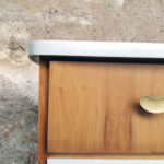 Table de chevet vintage, blanc et vert, tiroirs et barreaux