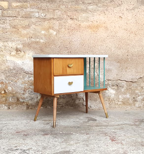 Table de chevet vintage, blanc et vert, tiroirs et barreaux gentlemen designers