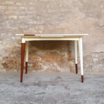 Table graphique à rallonge, blanc et teck, pieds compas Gentlemen Designers