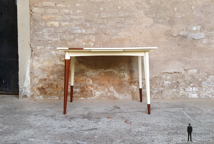 Table graphique à rallonge, blanc et teck, pieds compas Gentlemen Designers