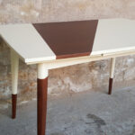 Table graphique à rallonge, blanc et teck, pieds compas Gentlemen Designers