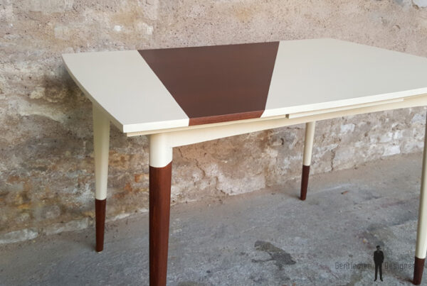 Table graphique à rallonge, blanc et teck, pieds compas Gentlemen Designers