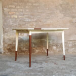 Table graphique à rallonge, blanc et teck, pieds compas Gentlemen Designers