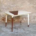 Table graphique à rallonge, blanc et teck, pieds compas Gentlemen Designers