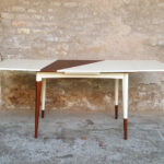 Table graphique à rallonge, blanc et teck, pieds compas Gentlemen Designers
