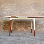 Table graphique à rallonge, blanc et teck, pieds compas Gentlemen Designers