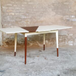 Table graphique à rallonge, blanc et teck, pieds compas Gentlemen Designers