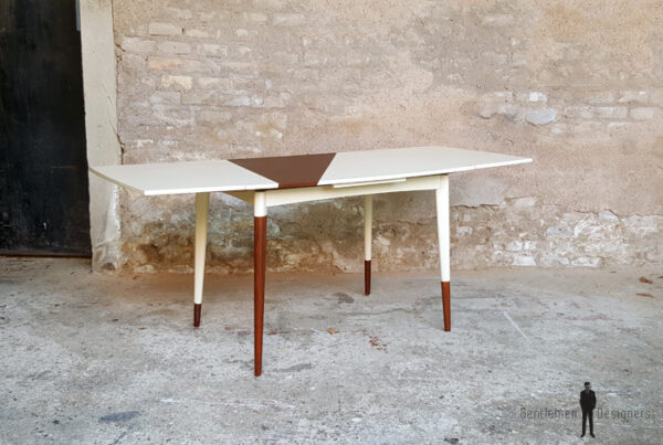 Table graphique à rallonge, blanc et teck, pieds compas Gentlemen Designers