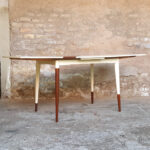Table graphique à rallonge, blanc et teck, pieds compas Gentlemen Designers