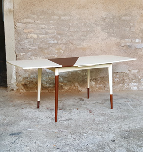 Table graphique à rallonge, blanc et teck, pieds compas Gentlemen Designers