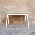 Table vintage à rallonge, blanche et verte, pieds compas Gentlemen Designers