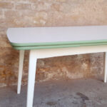 Table vintage à rallonge, blanche et verte, pieds compas Gentlemen Designers