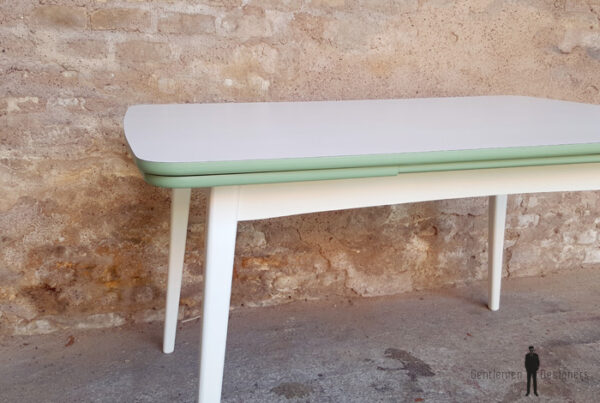 Table vintage à rallonge, blanche et verte, pieds compas Gentlemen Designers