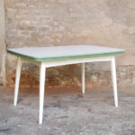 Table vintage à rallonge, blanche et verte, pieds compas Gentlemen Designers