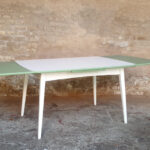 Table vintage à rallonge, blanche et verte, pieds compas Gentlemen Designers