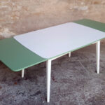 Table vintage à rallonge, blanche et verte, pieds compas Gentlemen Designers