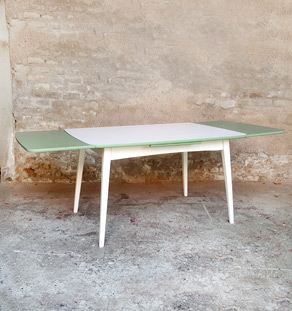 Table vintage à rallonge, blanche et verte, pieds compas Gentlemen Designers
