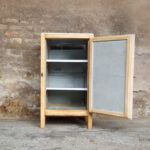 Gentlemen Designers Ancien frigo détourné en petit meuble, bois et gris clair