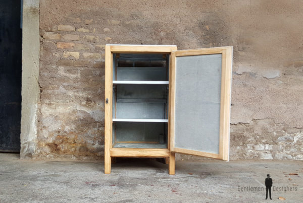Gentlemen Designers Ancien frigo détourné en petit meuble, bois et gris clair