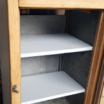 Gentlemen Designers Ancien frigo détourné en petit meuble, bois et gris clair
